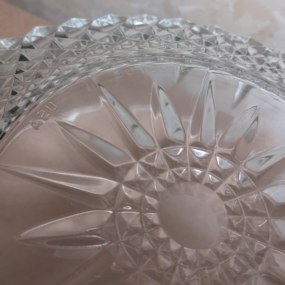 Intricate Heavyweight Clear Glass Bowl with Crystal Cut Starburst Pattern - Picture 6 of 8